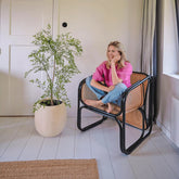 120 cm magas mű ruszkusz cserje világos, modern nappaliban, szék mellett elhelyezve.